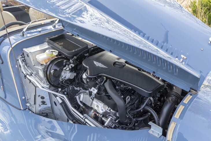 BMWの「B48」型2リッター直4直噴ガソリンターボエンジン。最高出力は258PSで、最大トルクはトランスミッションが6段MTの場合は350N・m、8段ATの場合は400N・mとなる。