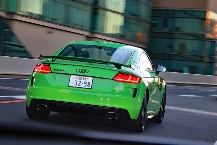 駆動トルクは、適切に前後輪に振り分けられる。「アウディドライブセレクト」とも連動しており、走行モードによっては後輪への配分が増大する。