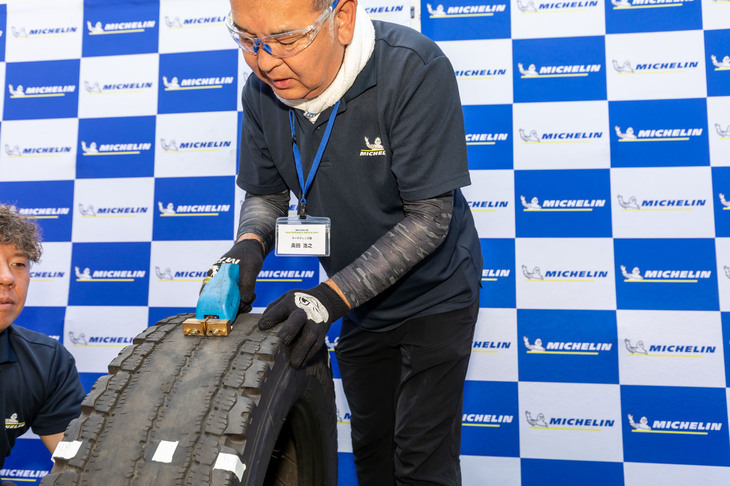 「サステナビリティ戦略アップデートセミナー」の後に、トラック・バス用タイヤの「リグルーブ」を見学。リグルーブとは、摩耗したタイヤのトレッドに専用工具で新たな溝を彫り直し、寿命を延ばす技術。今回は会場で実際に専用工具を用いたリグルーブ作業を体験することができた。