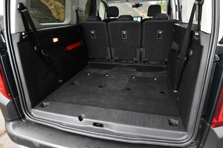 3列目シートを撤去した場合の荷室容量は約850リッター。シートは一脚あたり15kgほど（体感値）で、子供や女性が作業を買って出た場合には止めてあげたい。