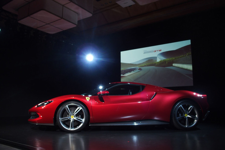 フェラーリ296GTB（サイドビュー）