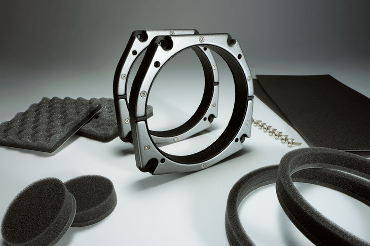 音を極めたい人はバッフルにも最上級を求める。ハイグレードパッケージと呼ばれる高級仕様のこちらは、複数の異なる金属を組み合わせて不要な共振を徹底的に抑制した高級仕様。低域のレスポンスが劇的に向上するという。上の写真はホンダ車／BMW MINI向けのインナーバッフルで価格は2万1000円（税別）。こちらのパッケージも全9種が用意されている。