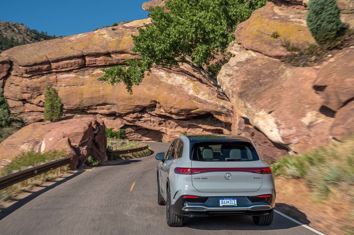 後輪が最大4.5度まで切れるリアアクスルステアリングを全車に標準装備。最小回転直径は11.9mで、オプションで後輪の舵角を10度に拡大すると回転直径が11.0mにまで小さくなる。