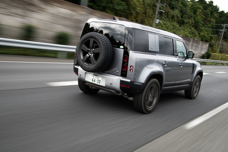 圧巻のオフロード性能に加え、オンロードでの快適性も手に入れた新型「ディフェンダー」。オールマイティーなキャラクターは、旧型との大きな違いだ。