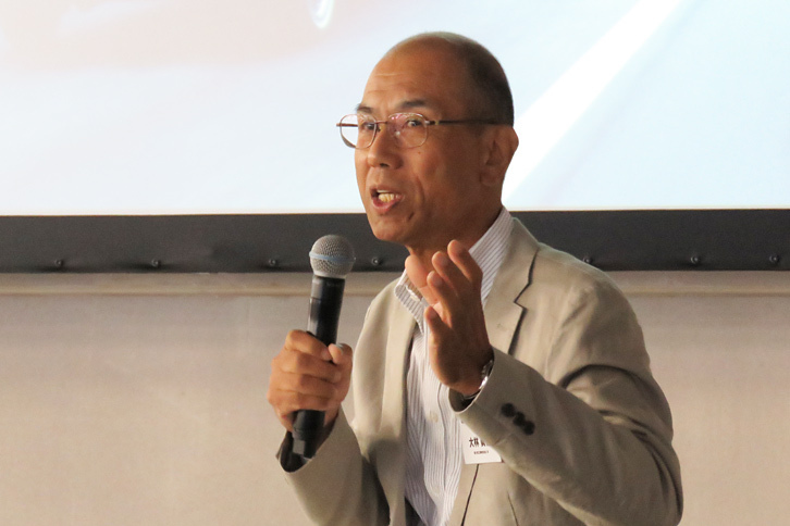 
	かつての開発エピソードを語る大林眞悟氏。新型「インプレッサ」については、「初代『レガシィ』の時と同じように、かなり（理想に）近いイメージを感じる」「とにかくフレームがきれい」と語った。

	 
	