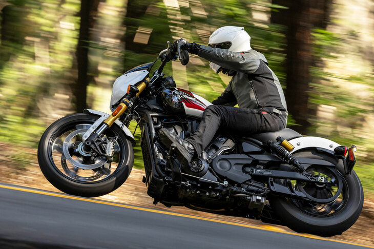 カラーリングは「サンセットレッドメタリック」と「ゴーストホワイトメタリック」（写真）の2種類が用意される。