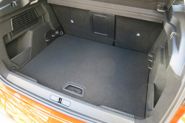 シトロエンC4シャイン（ラゲッジスペース）