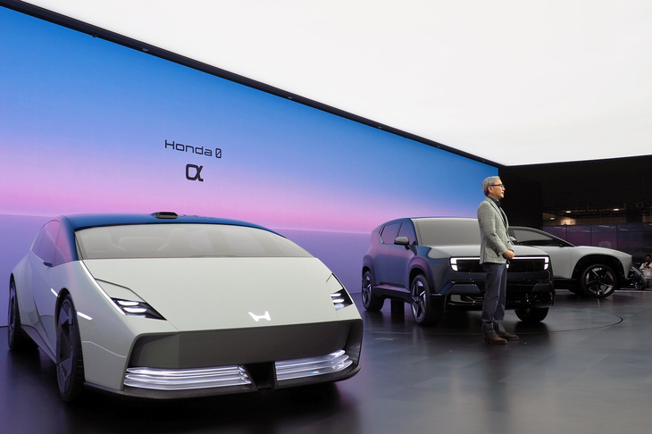 ホンダのプレスカンファレンスより、ステージに展示された「Honda 0シリーズ」の3台。写真左から「サルーン」「α（アルファ）」「SUV」。