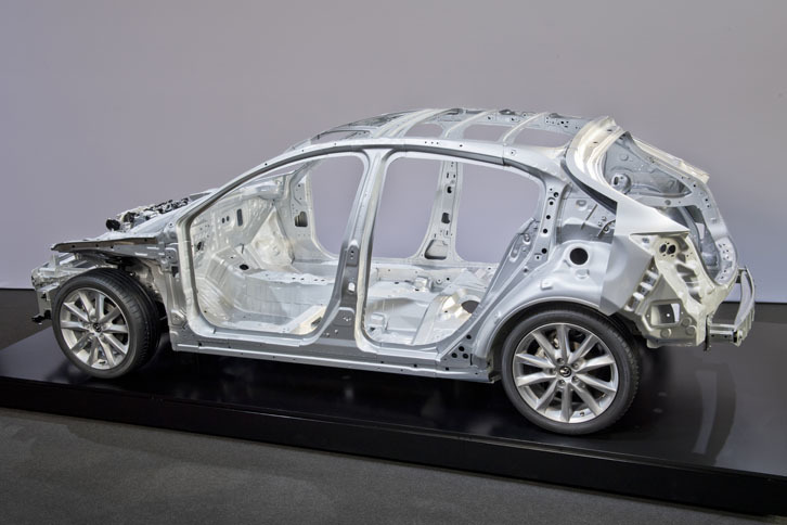 新しいモノコックのポイントは、フロントダンパーとその対角に位置するリアダンパー間の力が伝わる経路を、“多方向に環状構造化”した点にある。