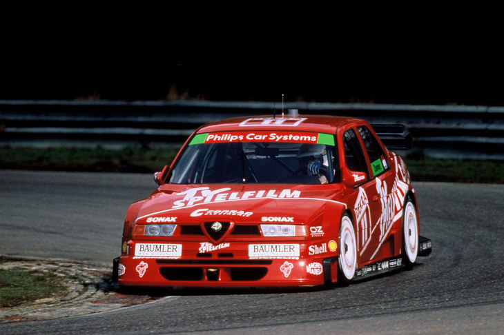 1992年にデビューしたDセグメントセダン「155」は、1993年のドイツツーリングカー選手権（DTM）で大活躍。アルファはメルセデス・ベンツを打ち負かしてコンストラクターズタイトルに輝き、ドライバーズタイトルも同車をドライブするニコラ・ラリーニが獲得した。