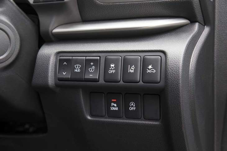 ガソリン車も含め、ベーシックな「M」グレード以外には渋滞追従機能付きのレーダークルーズコントロールや車線逸脱警告システムが備わる。