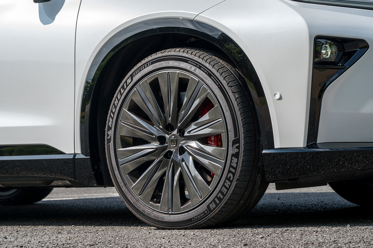 エアロカバー付きのアルミホイールは「RS」専用（「Z」も専用ということにはなるが）。タイヤはミシュランの「eプライマシー」を組み合わせている。