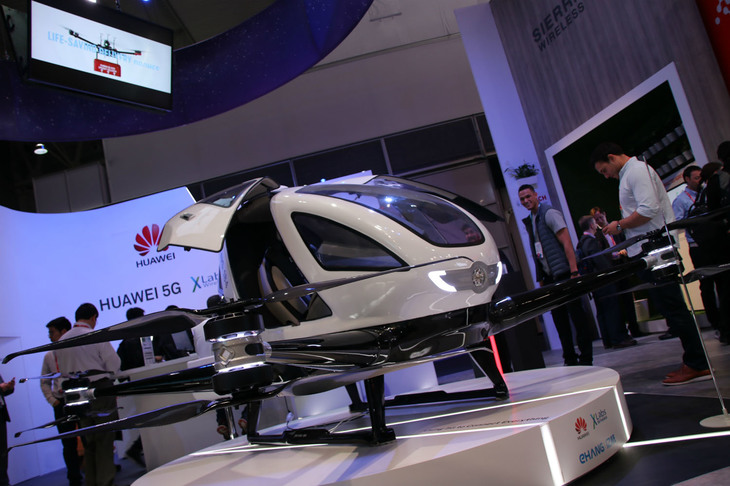 ファーウェイとイーハン社のコラボレーションによる“フライタクシー”ドローン。なお、ドローンのテストを積極的に推進しているドバイの運輸省は、2030年までに輸送の4分の1を自動操縦による空中輸送にする計画である。