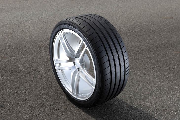 タイヤサイズは、205/55R16から285/30R21までの全80種が設定されている。
