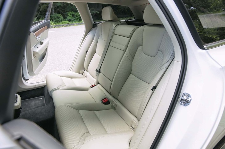 後席の様子。シートカラーは写真のブロンド（白系）のほか、アンバー（赤茶系）、マルーンブラウン（こげ茶系）、チャコール（黒系）が用意される。