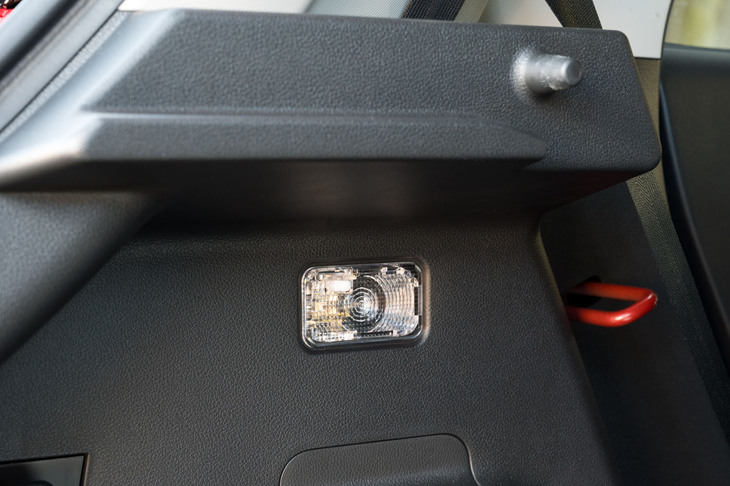 荷室の左側面にあるラゲッジランプ。なんということはない装備だが、スライドスイッチで消したりつけたりできるのが意外に便利。