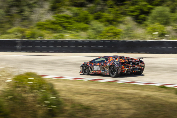 「レヴエルトSV」が0-100km/h加速に要する時間は2.4秒。最高速は345km/hと公表される。