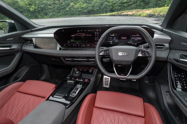 インストゥルメントパネルまわりの意匠や、各種車載機器の機能などは、ベース車と同じ。試乗車の内装には、オプションで用意されるスエード調素材「ダイナミカ」のトリムが用いられていた。