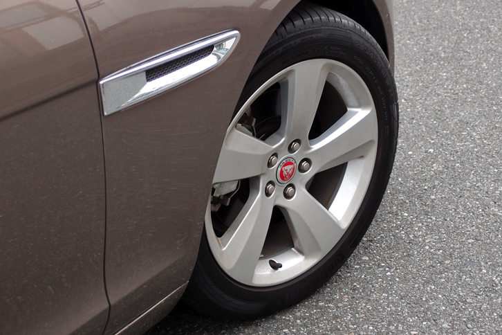 「FAN」と名付けられた18インチアルミホイール。タイヤは「コンチネンタル・コンチスポーツコンタクト5」が組み合わされている。