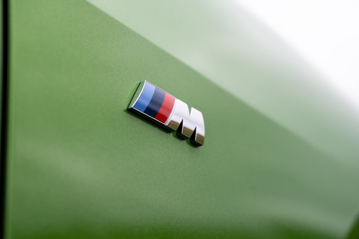 「xDrive40d」に設定されるグレードはスポーティーな上級モデル「Mスポーツ」のみ。各種快適装備に加え、“走り”寄りのイメージが付与された外装パーツ、Mスポーツブレーキなどが備えられている。