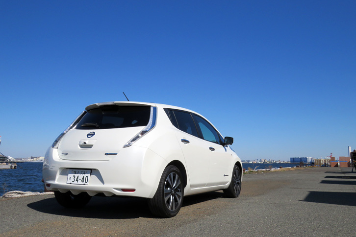 日産自動車のEVの歴史は1940年代の終わり（昭和20年代の初め）ごろの、たま電気自動車にさかのぼるのだという。たま号が市場に登場するや一部のタクシー会社が営業車として導入。それから六十数年後に衝撃的に登場した「リーフ」。東京では19台がタクシー車両として導入され、私は、そのうちの1台を運転することになる。