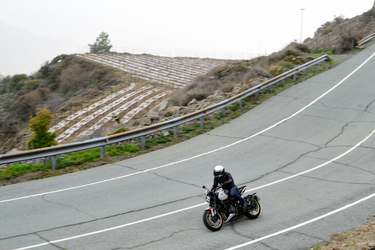 試乗の舞台は地中海の東部に位置するキプロス。当日は、不安定な天気もあって景観を楽しむことはできなかったが、おかげで、厳しい環境でも快適に操縦できる「トライデント800」のパフォーマンスを理解できた。