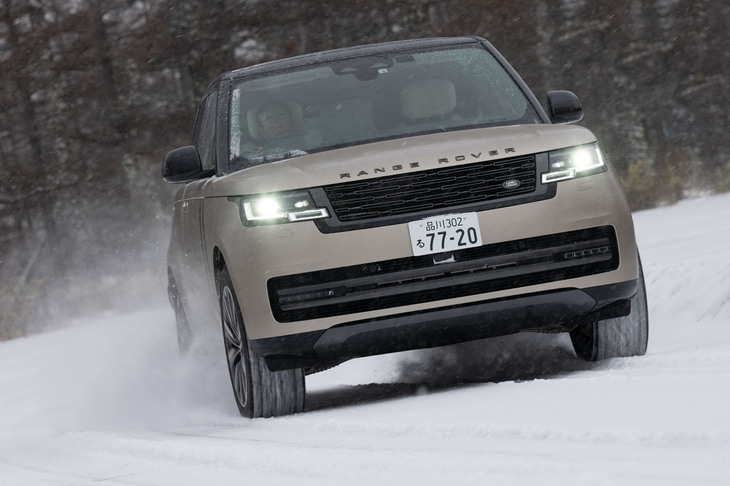 「ダイナミックレスポンスプロ」は、コーナリング時の車体のロールを抑制するランドローバー初の機能。オフロードでのタイヤの接地性向上にも貢献する。