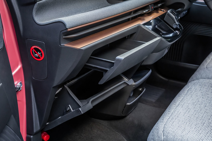 助手席前のダッシュボードには、インストスライドボックス（写真上）やグローブボックス（写真下）が組み込まれている。多彩な収納アイテムが用意されているのも「サクラ」の特徴だ。車検証入れは、助手席側ドアトリム下部に独立して設置されている。