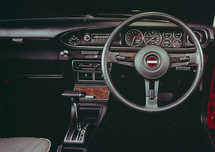 「バイオレット」の高性能グレード「1600SSS」系のコックピット。メーターパネルを囲むダッシュが曲線的なデザインである。