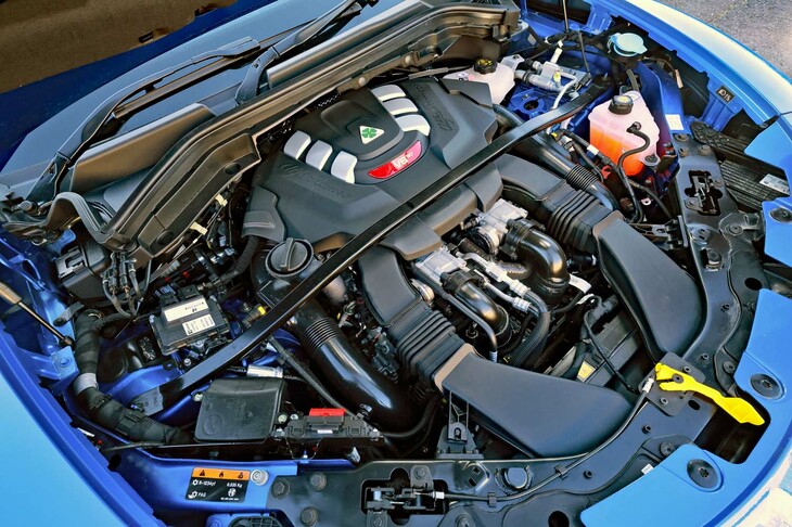 最高出力510PS、最大トルク600N・mを発生する2.9リッターV6ツインターボエンジン。その駆動力は、ZF製8段ATやカーボンプロペラシャフトなどを介して4輪に伝達される。