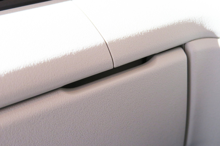 グローブボックスにはケーブルで充電／接続中の携帯端末をしまっておけるよう、スリットが設けられている。