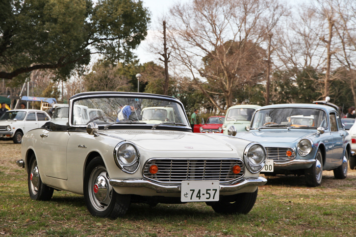 1965年「ホンダS600」と「同S600クーペ」。双方ともオリジナルに忠実かつ美しく仕上げられている。