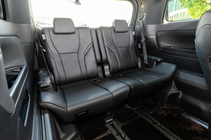 2列目のVIPの友人などが乗るかもしれないため、3列目シートのつくりも立派。