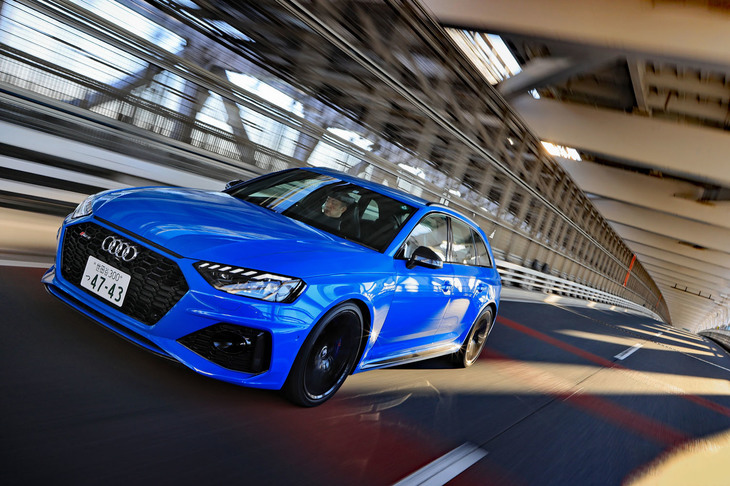 足まわりには、右前と左後ろ、左前と右後ろのダンパーを油圧パイプとバルブを介して連結し、ピッチやロールの動きを制御する「ダイナミックライドコントロール（DRC）付きスポーツサスペンションプラス」も装備される。