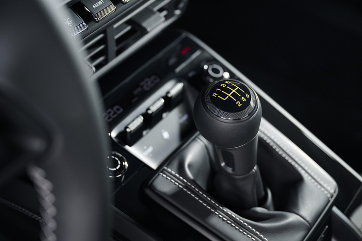 「911 GT3」、「911 GT3ツーリングパッケージ」ともにトランスミッションは7段PDKと6段MT（写真）から選択できる。車両本体価格はいずれも2814万円。