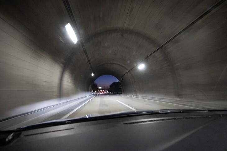 いくつものトンネルを抜けて「ルーテシアE-TECHフルハイブリッド」はひたすら西を目指す。