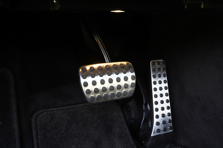 ステンレス製のアクセルペダルとブレーキペダル（写真）は、「AMGラインプラス」に含まれるオプション。