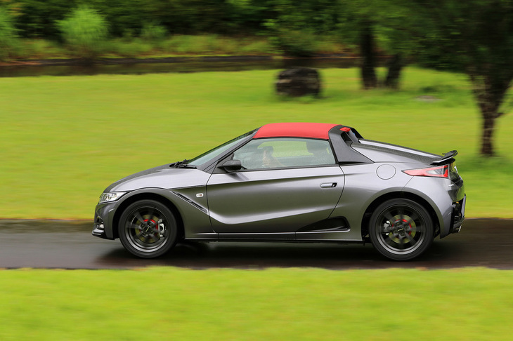 開発コンセプトは「真のスポーツドライビングの喜び」。専用パーツの装着により、意のままに操れる操縦性と、上質かつしなやかな乗り味が追求されている。