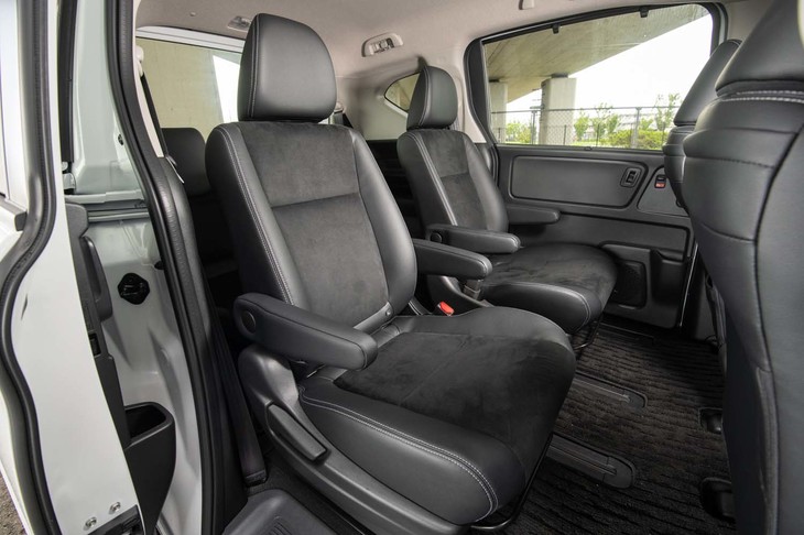 6人乗り仕様では2列目がキャプテンシートとなる。