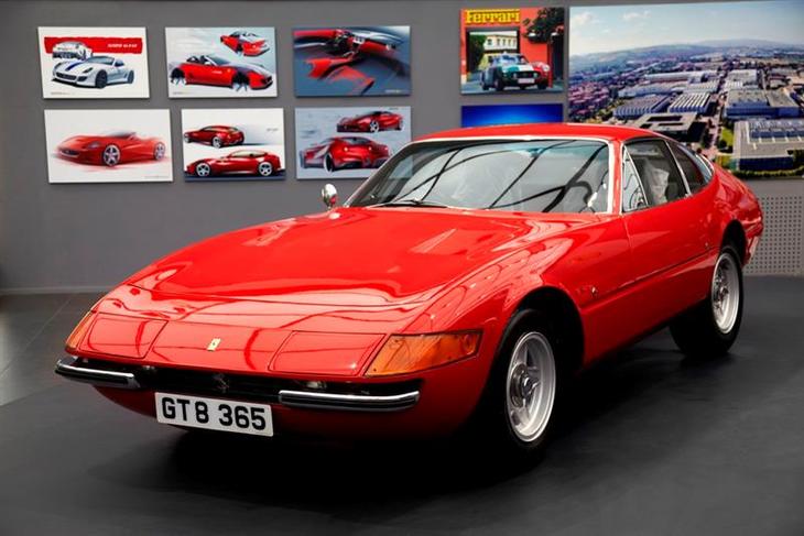 「フェラーリ365GTB/4」
	1968年にデビューしたV12エンジン搭載のFRモデルで、クーペとスパイダーがあった。正式名称は365GTB/4だが、デイトナ24時間レースで優勝したことから、デイトナの愛称で呼ばれることが多い。