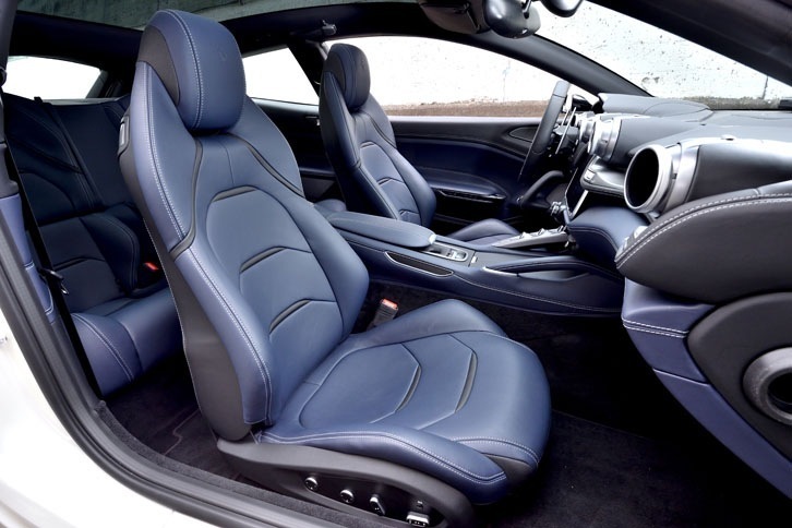 シャシーとボディーの接合部の剛性が強化されたほか、エアコンの静粛性向上、音響特性に配慮した新素材の採用などにより、「FF」と比べて室内の静粛性が向上している。