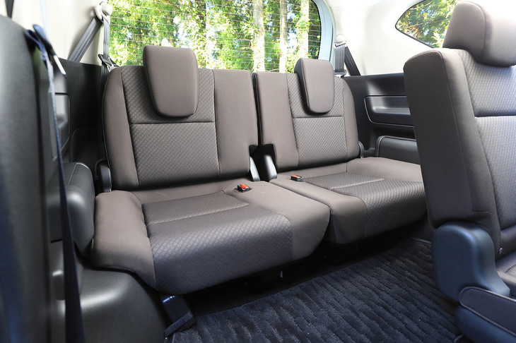 サードシートは座面、背もたれともに厚みのあるつくりとなっているが、着座位置がいささか低いのが気になった。