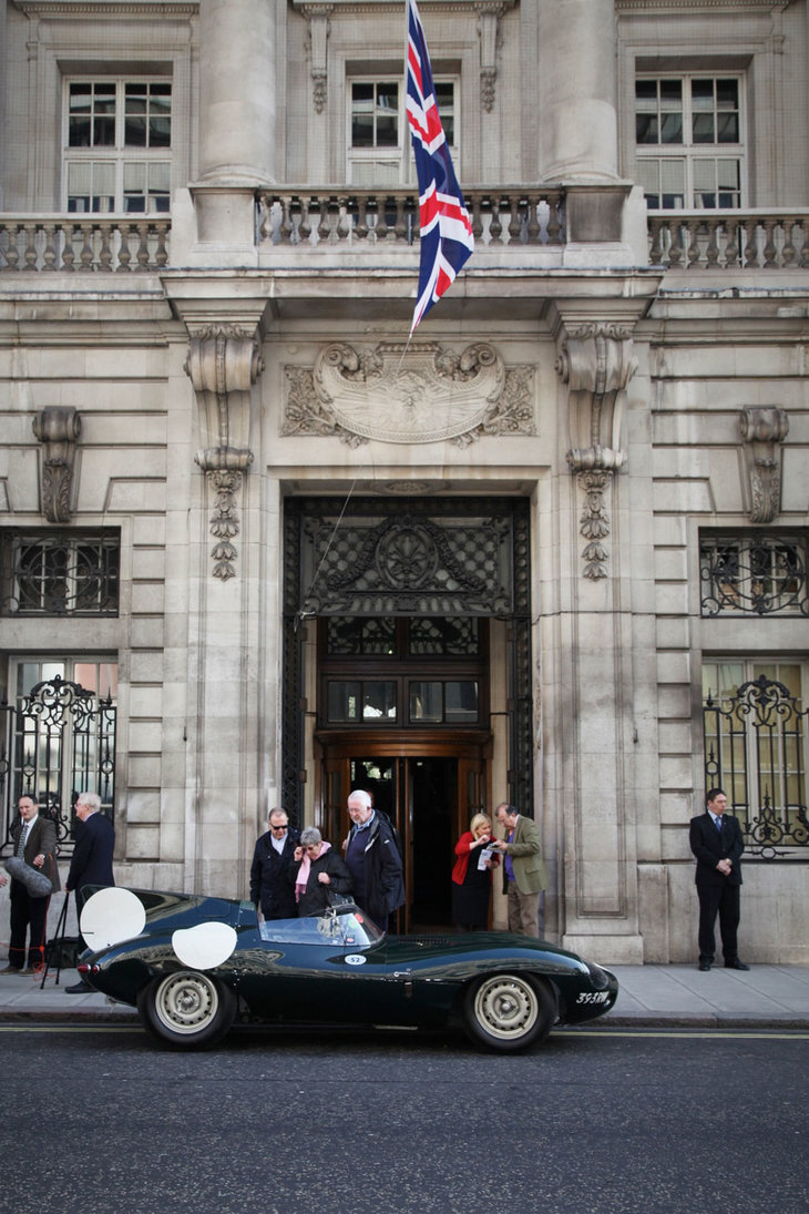 英国旗“ユニオンジャック”と「ジャガーD-TYPE」。