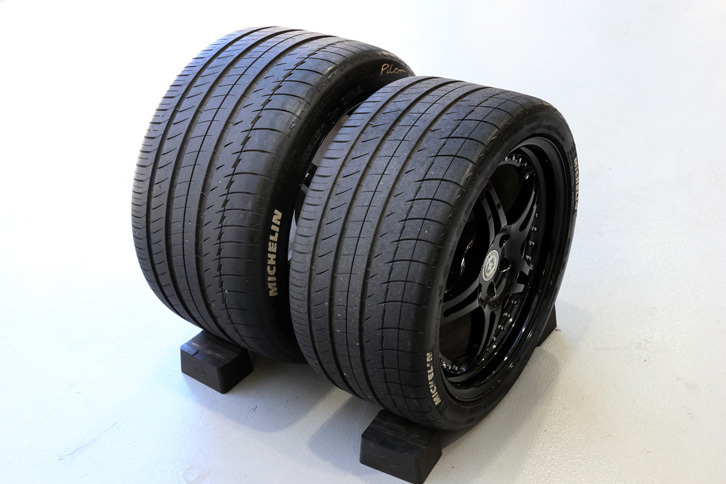 前が295/30ZR19、後ろが345/30ZR19という凶悪なサイズのタイヤ。読者の皆さまに加え、オートバックス代官山店からも「前がトーヨー、後ろがニットーなら純正品でもサイズがあります！」とご提案をいただいた。……もう少し考えさせてください。（写真＝荒川正幸）