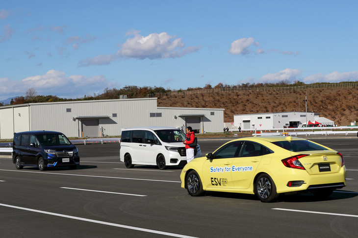 情報は自車のセンサーだけでなく、他のクルマのセンサーや道路に設置されたカメラなどからも収集されるため、写真のように、自車から見て死角に位置する歩行者の情報なども得ることができる。