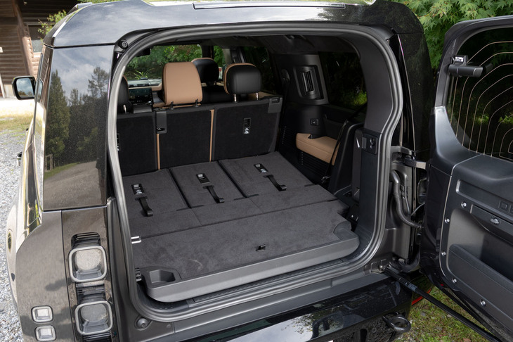 圧巻の積載性は「ディフェンダー」シリーズのなかでも「130」ならではの魅力。8人乗り仕様の場合、荷室容量（ウエット）は、フル乗車時で389リッター、3列目を畳んだ状態で1232リッター（写真の状態）、2列目シートも畳んだ状態で2291リッターとなっている。