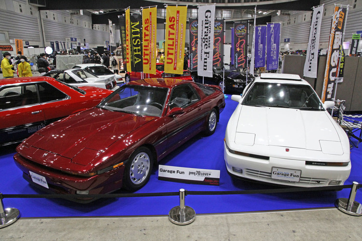 Garage Funは得意とする「トヨタ・スープラ」（A70）を2台展示。左は北米仕様の1988年「3.0GT」、右は1991年「2.5GTツインターボ リミテッド」。