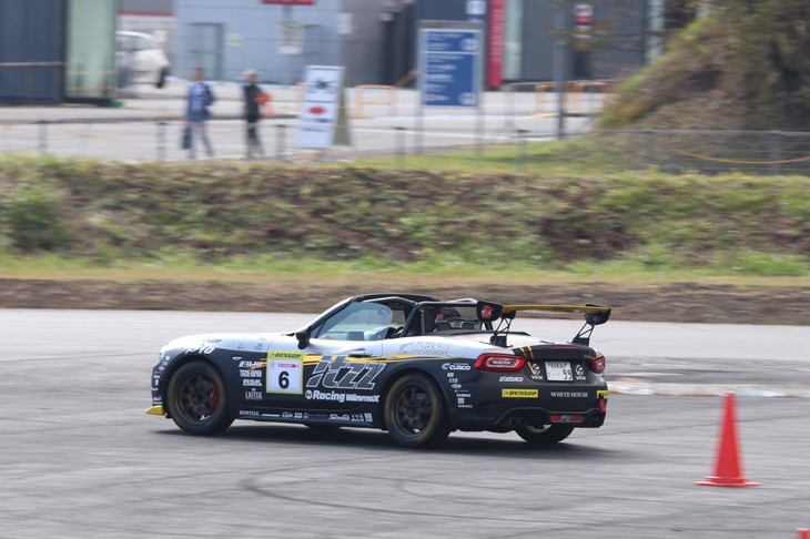 愛車でジムカーナにチャレンジできる「AUTO TEST CHALLENGE」。簡単なコース設定だったが、ジムカーナ初体験というオーナーも多く、少々戸惑いもあった様子。写真の「124スパイダー」の走行シーンは、全日本ジムカーナ選手権に参戦する松本 敏選手によるデモランの様子。