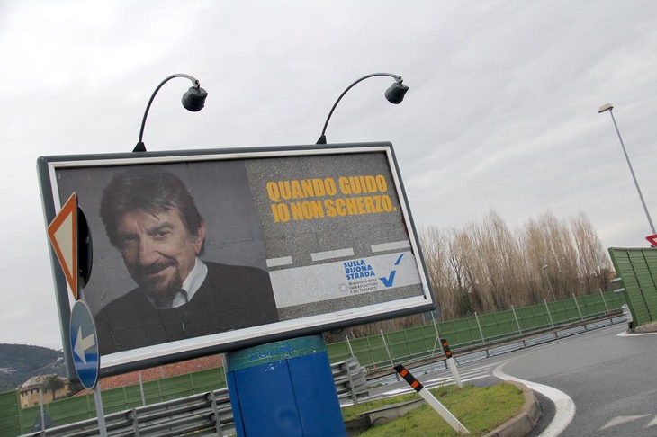 これはイタリアで。人気俳優を起用した、運輸省の期間限定広告。「運転するとき、俺はふざけない」のキャッチとともに。