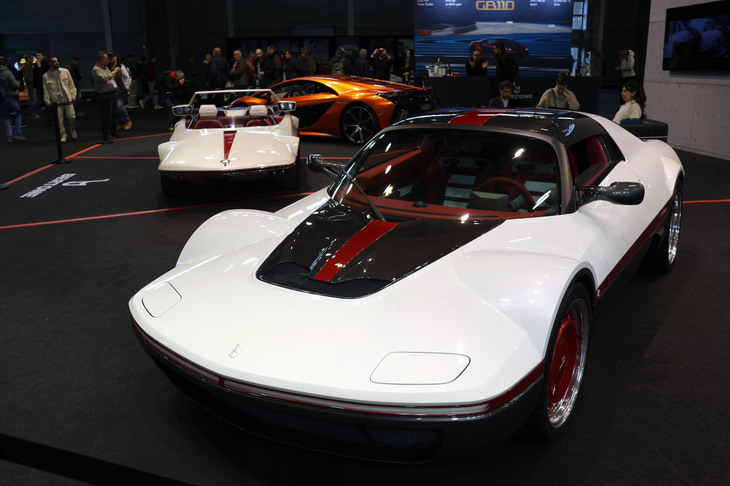 2026年1月30日～2月1日まで、パリで開催された「アルティメート・スーパーカー・ガレージ」で。手前から順に、ベルトーネの新「ラナバウト」、その着想源となった1969年「アウトビアンキA112ラナバウト」、そして2022年「ベルトーネGB110」。